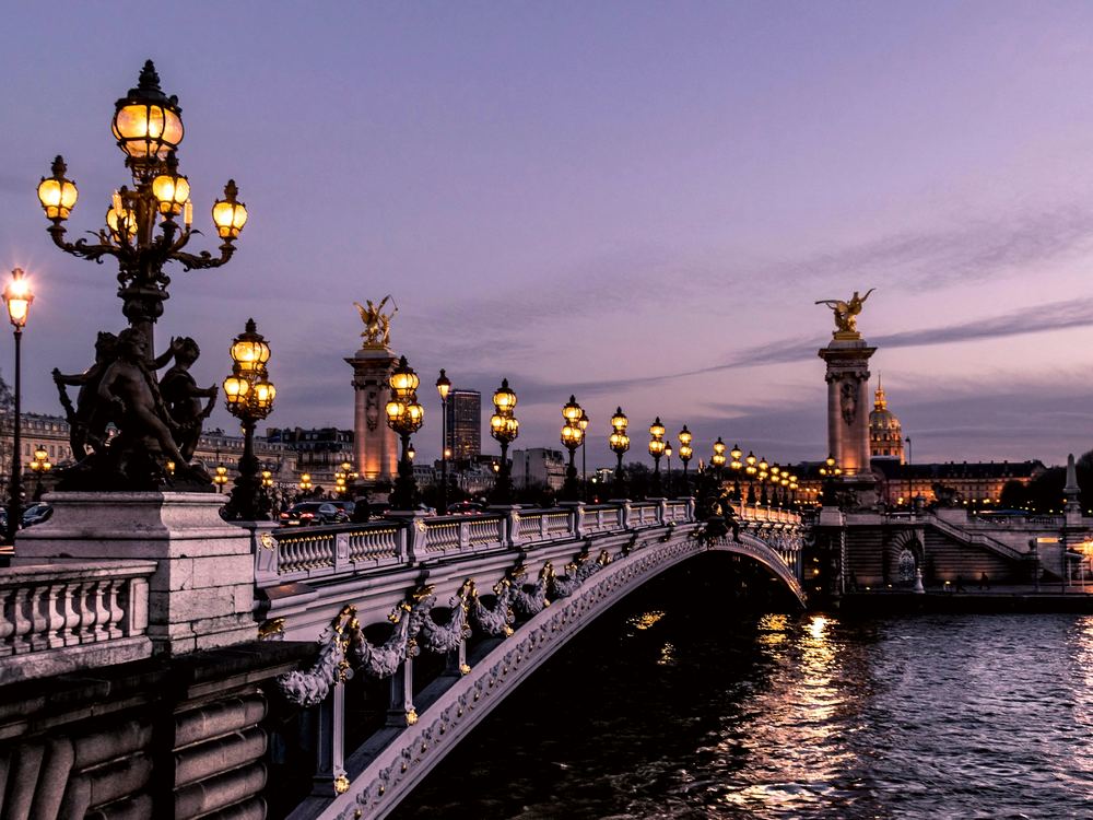 Puente Alejandro III de París iluminado de noche