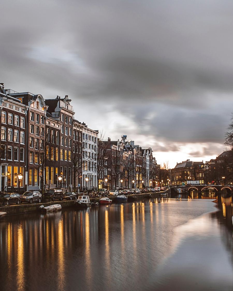 Canal de Ámsterdam con las casas reflejadas al atardecer
