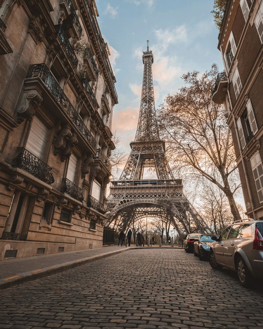 La torre Eiffel vista desde una calle de París