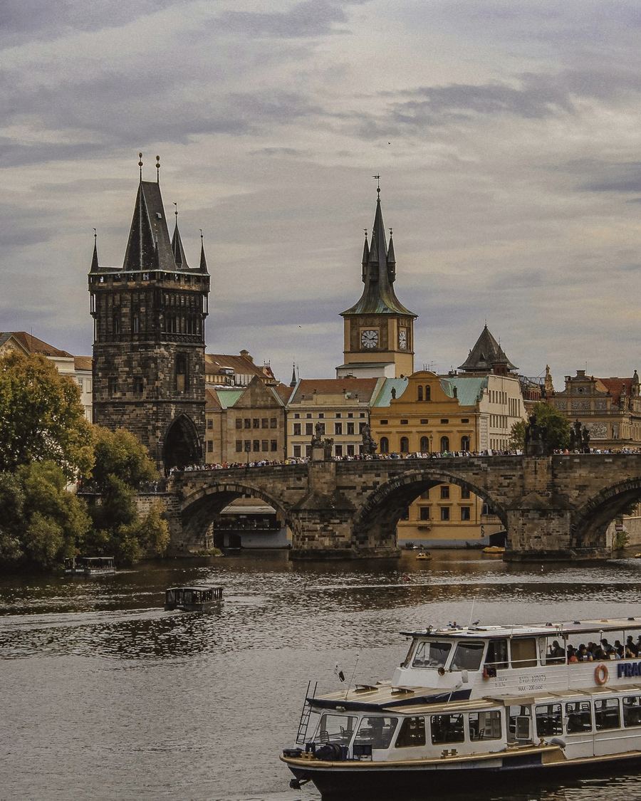 El puente de Carlos de Praga sobre el río Moldava