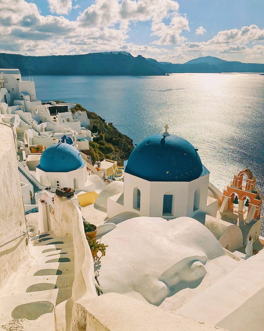 Cúpulas azules y casas blancas de Santorini sobre el mar Egeo