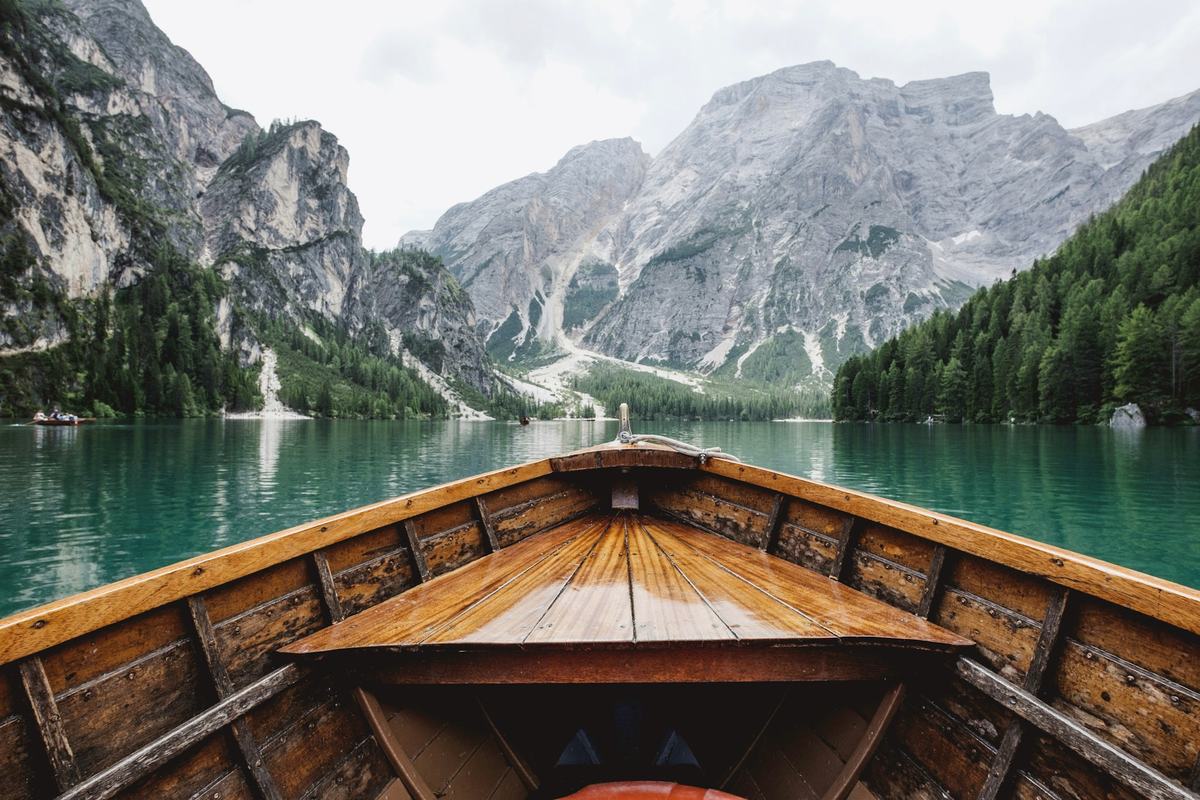 Barca de madera en el lago di Braies, en los Dolomitas