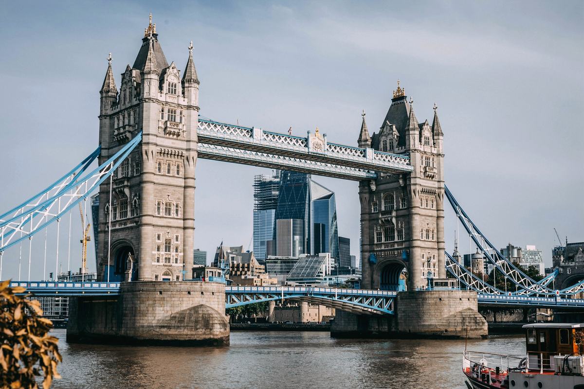 El Tower Bridge de Londres sobre el Támesis