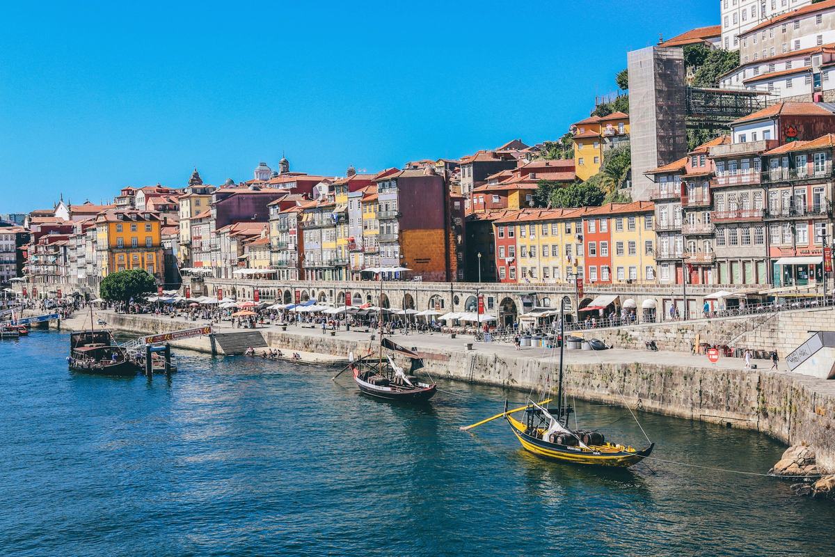 Casas de colores de la Ribeira de Oporto junto al río Duero