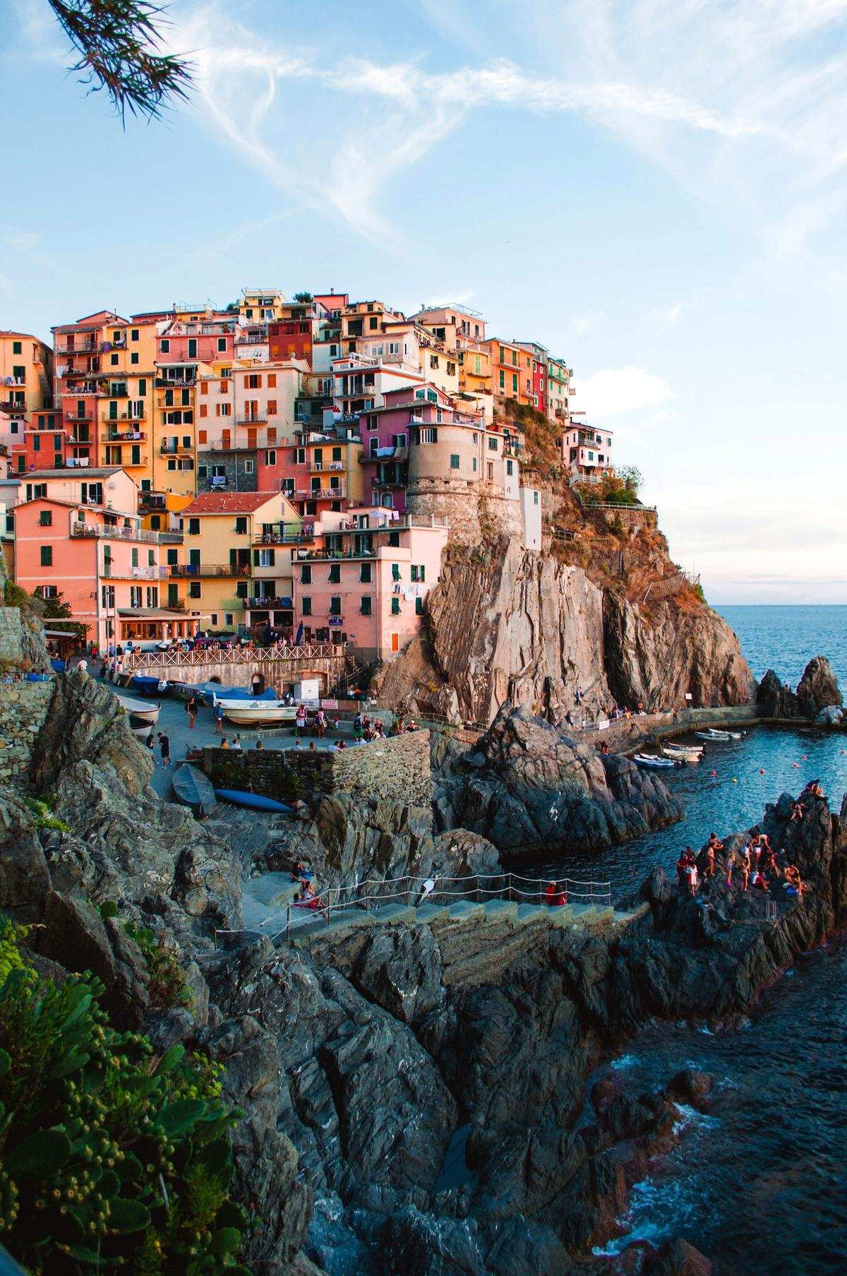 Casas de colores de Manarola sobre el acantilado, en Cinque Terre