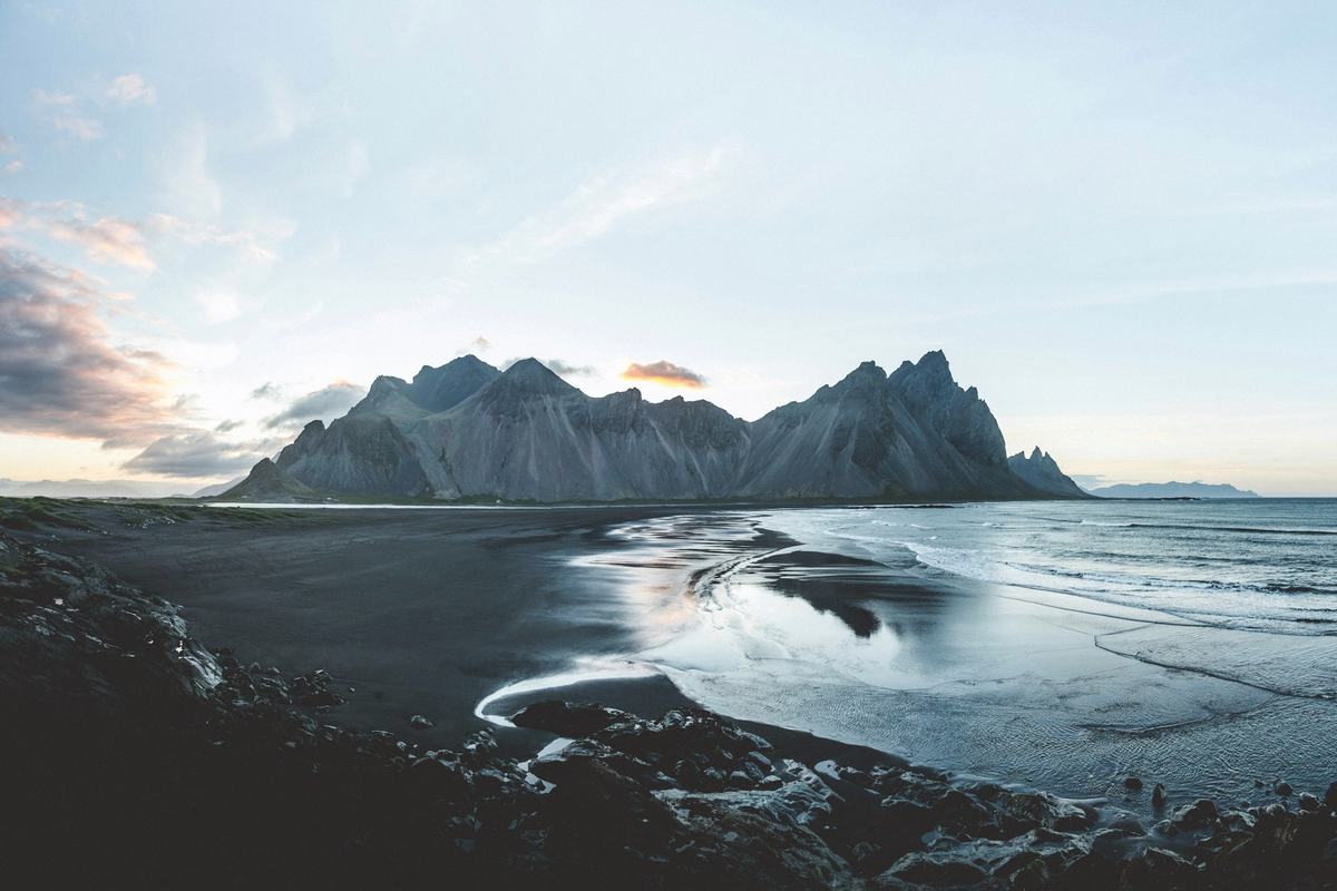 El monte Vestrahorn reflejado en la playa negra de Islandia