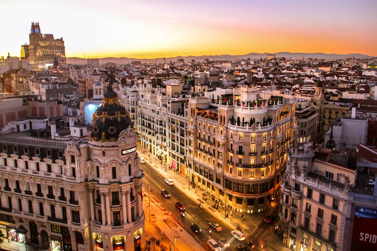 La Gran Vía de Madrid iluminada al atardecer