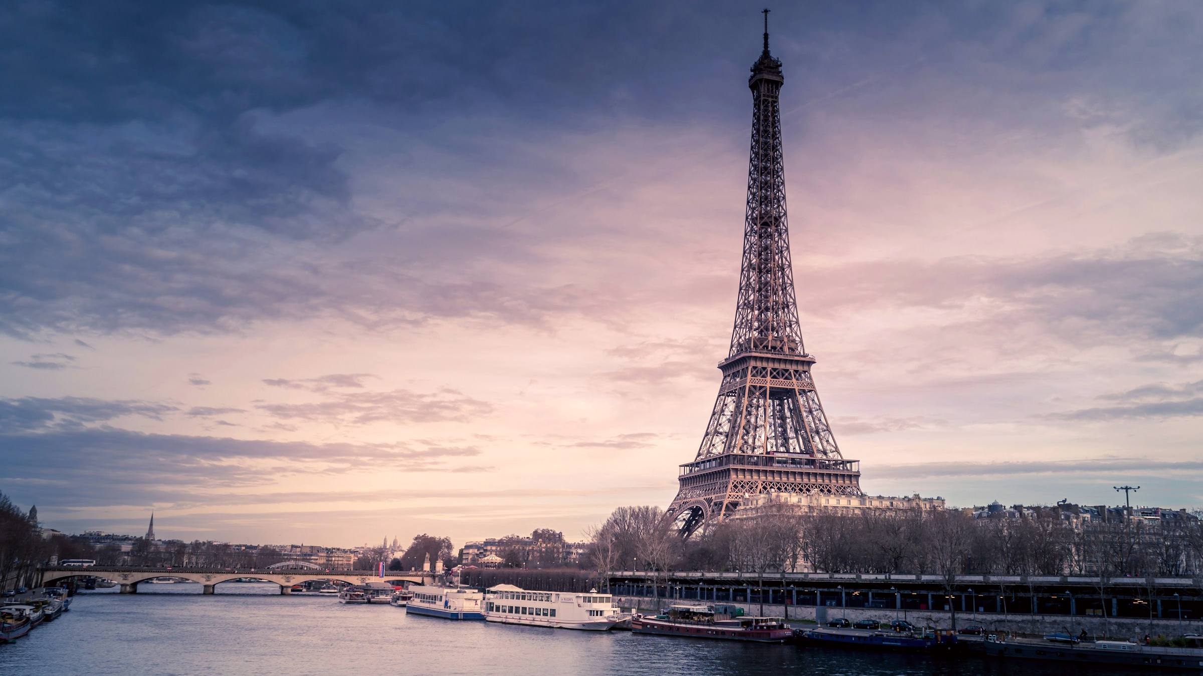La torre Eiffel sobre el Sena al atardecer