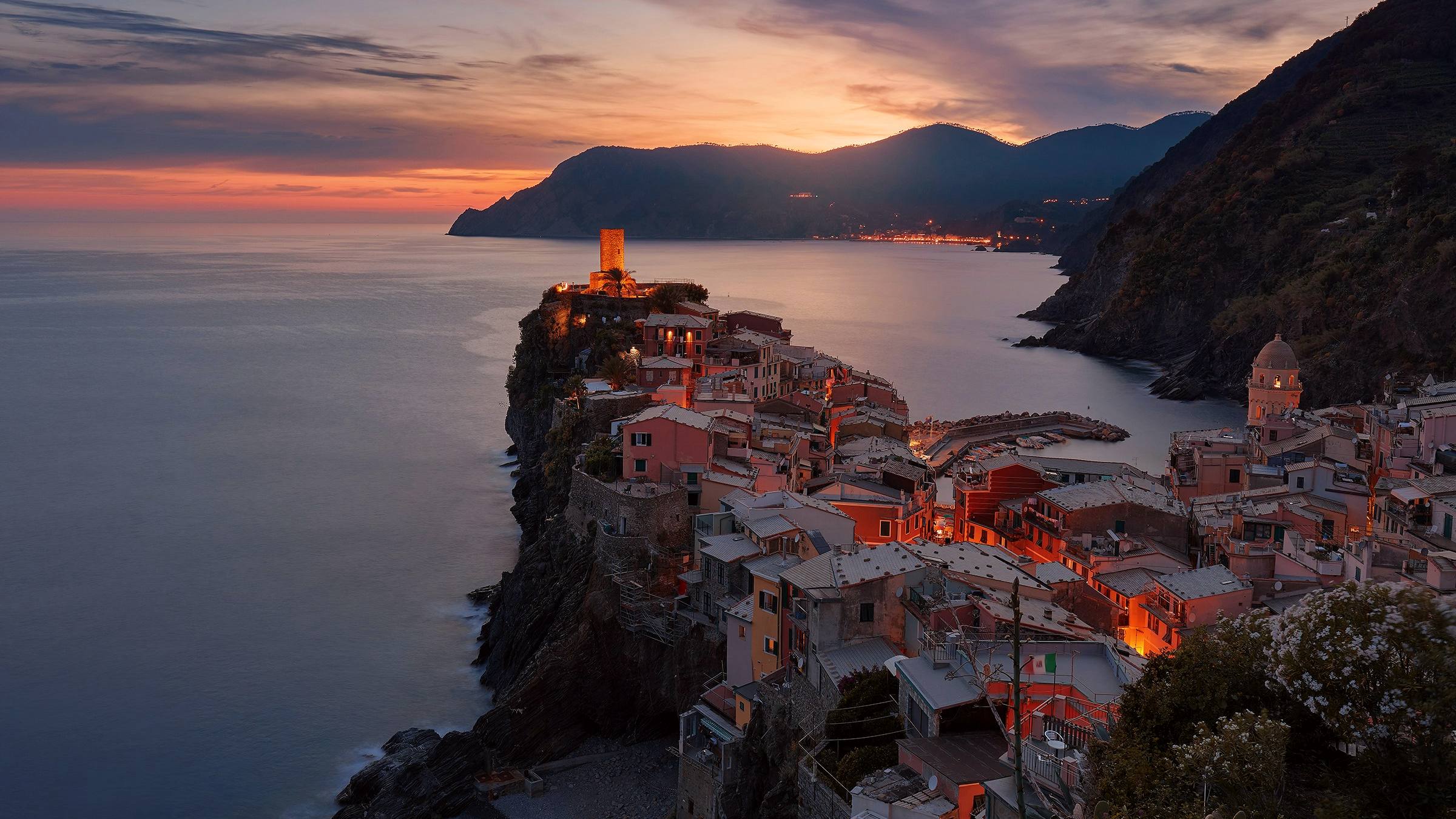 Vernazza, en Cinque Terre, al anochecer sobre el mar