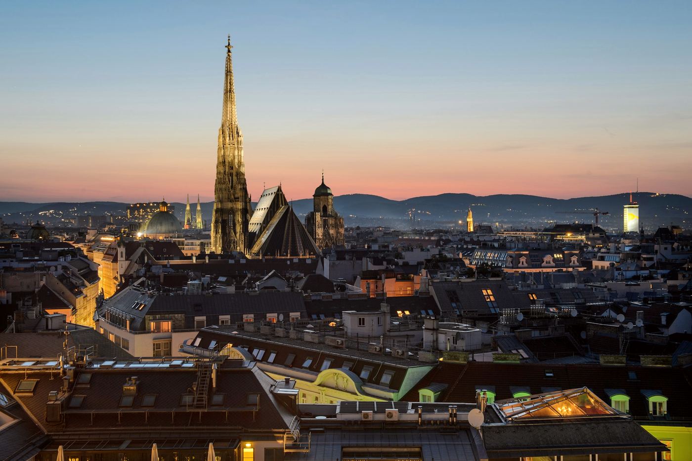 Tejados y campanarios de Viena al atardecer