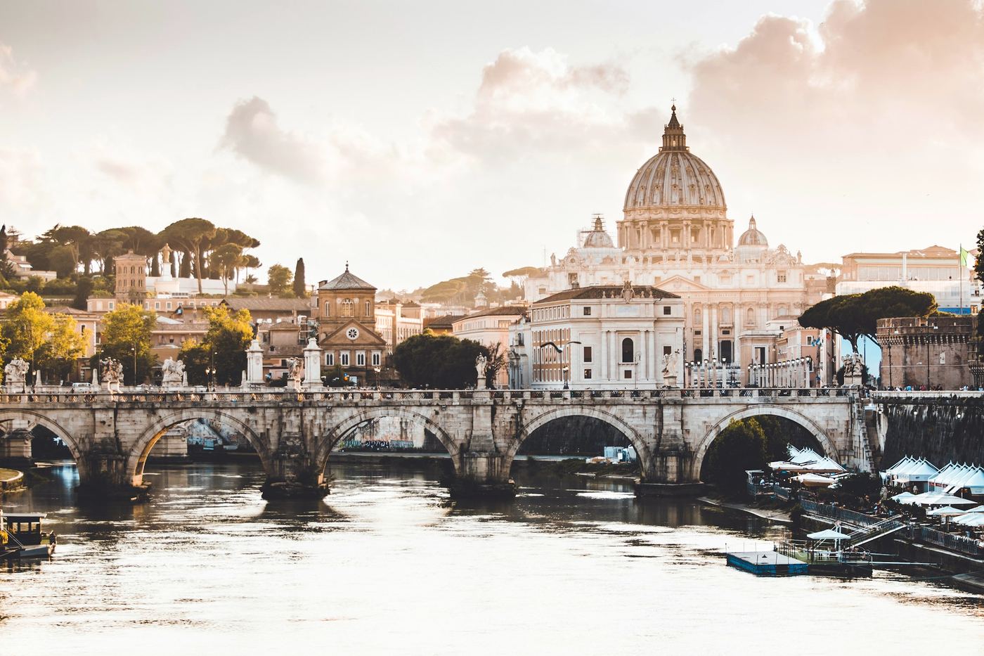 El puente de Sant'Angelo de Roma con la cúpula de San Pedro al fondo